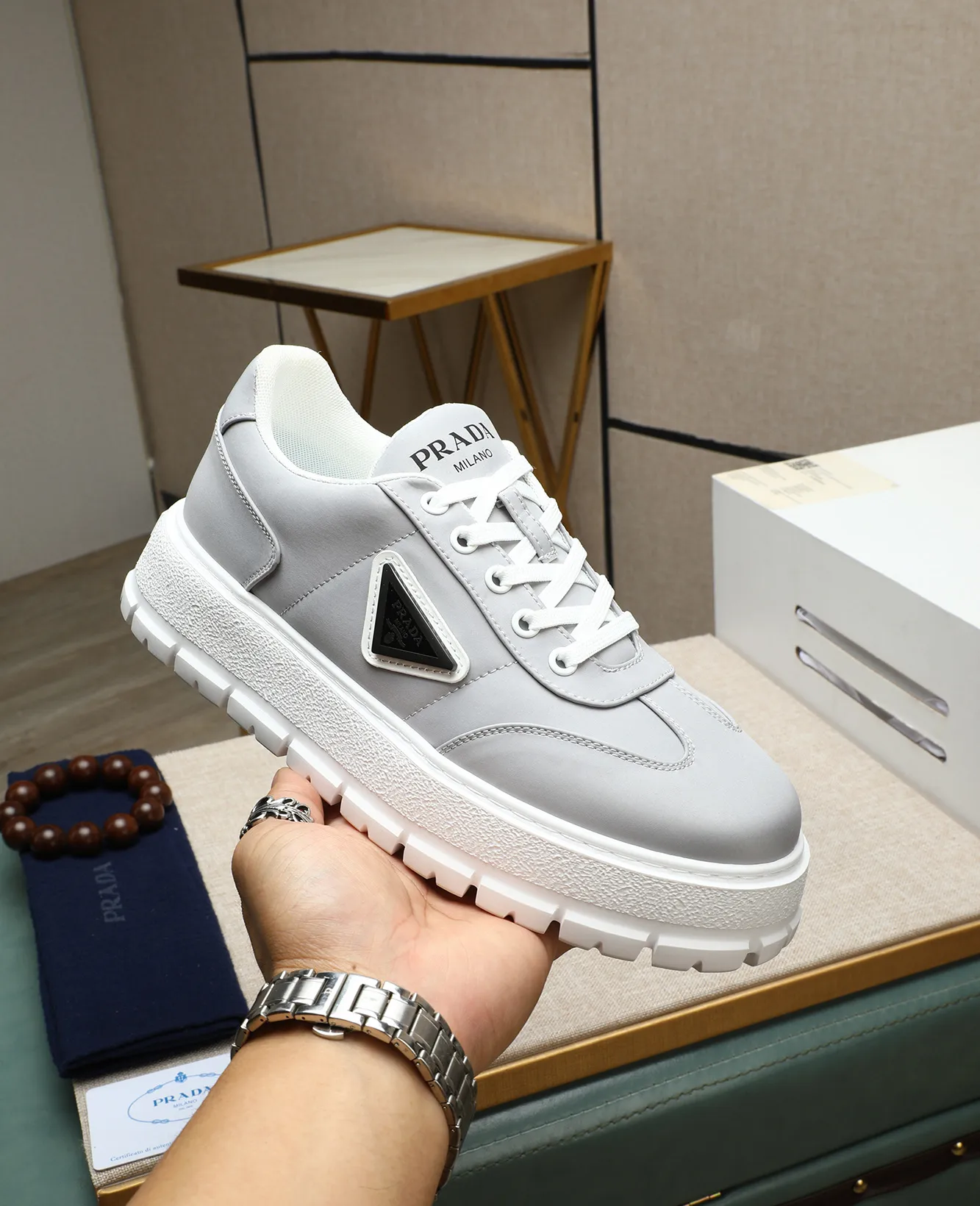 Men's shoes 💰580 high version official website popular models are on the market, 🆘 trendy brand (Prada) mainly promotes popular models, avant-garde and versatile fashionable men's shoes private version mold opening, cowhide surface splicing 1:1 replica... fashionable and simple, original imported cowhide lining cowhide feet; the atmosphere and personality are more fashionable, eye-catching and pursuing class. It will subvert the old idea and be a must-have for fashion trendsetters with you! Must keep it for yourself! Tall and comfortable, large and low, high-end quality workmanship. Code number: 38-45